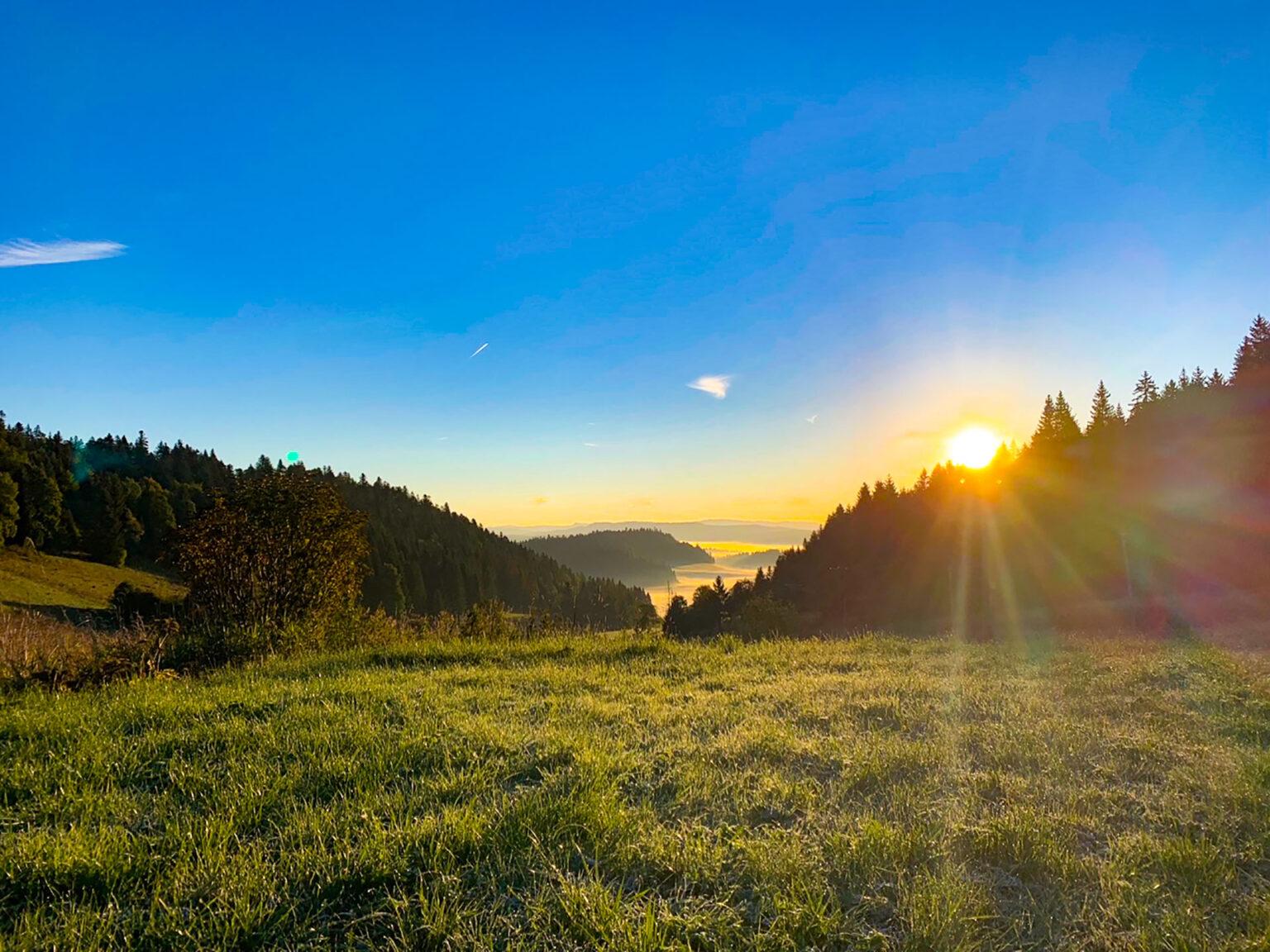 Au coeur des rêves au mont Chateleu levé de soleil sur les paysages entourant le gîte.